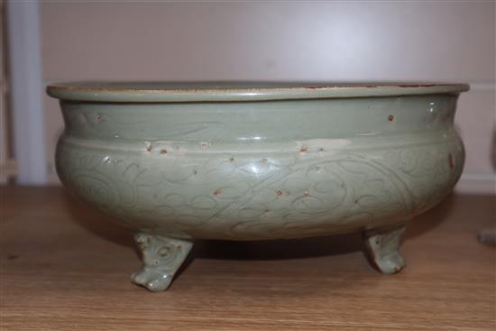 A Chinese Longquan celadon tripod censer, Ming Dynasty diameter 27cm